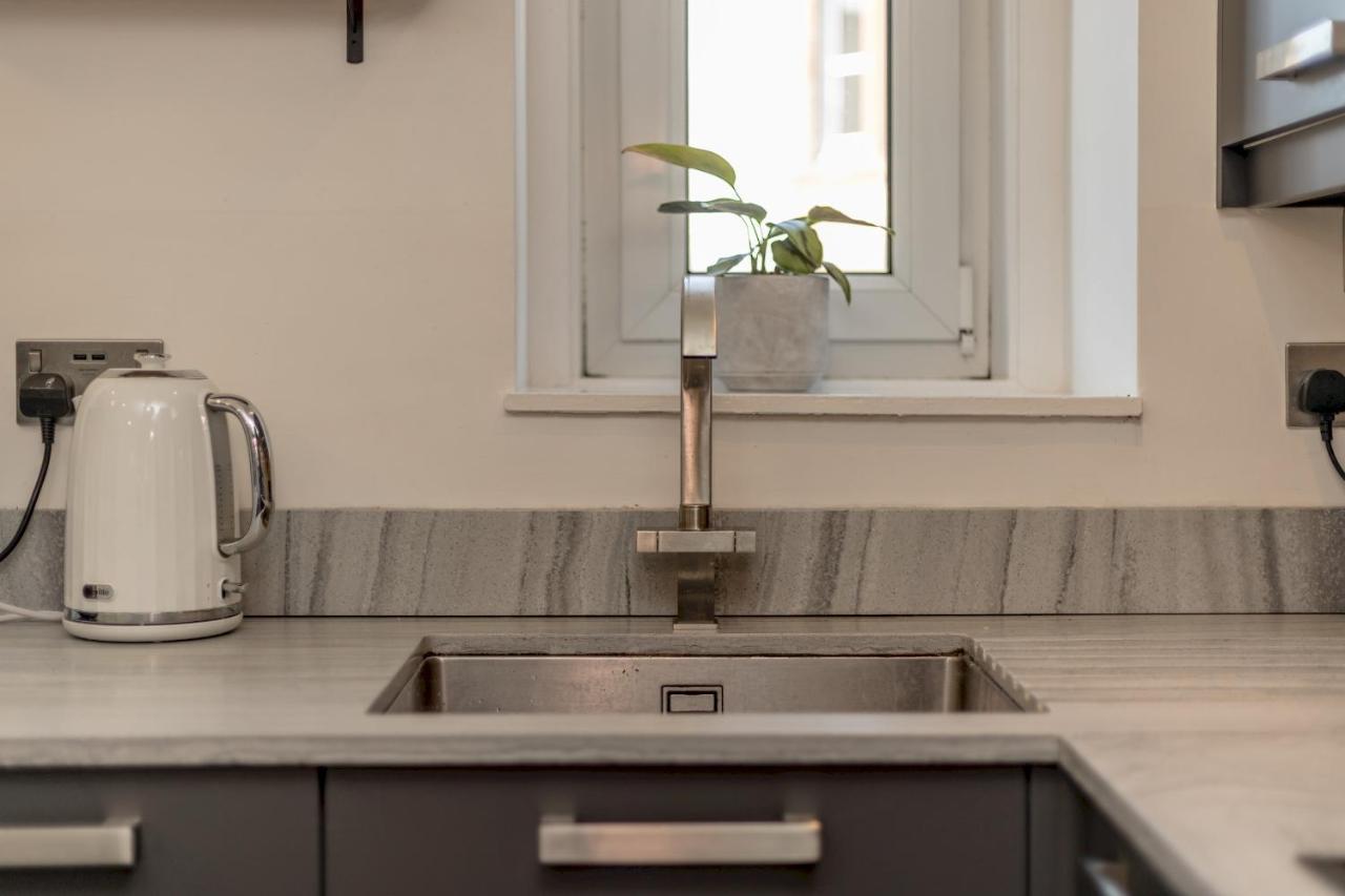 Pass The Keys Stunning 3 Bed Loft Style Apt With Free Parking EDI Exteriér fotografie